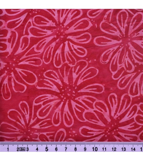 Tissu batik avec fleurs en rose sur fond rose