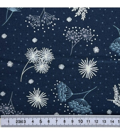 Tissu coton avec branches, fleurs et flocons argentés