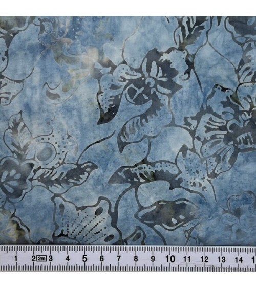 Tissu batik avec fleurs grises sur fond bleu clair