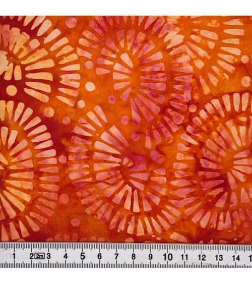 Tissu batik avec fleurs en différents tons orange