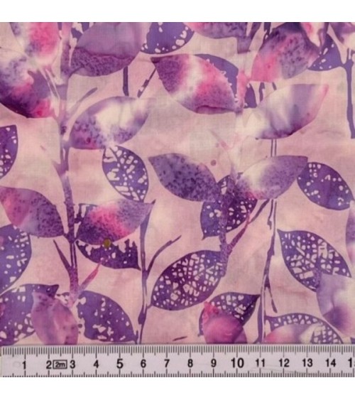 Tissu batik avec branches et feuilles violette