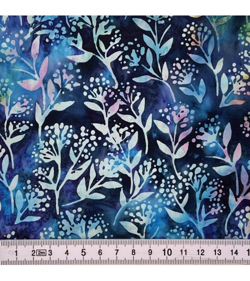 Tissu batik avec branches rose et bleues